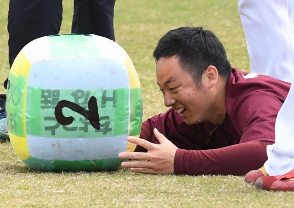 楽天 松井裕樹 サイコロ振って出た ちょっと な話 にズッコケ 和やか練習風景 カメラマン発 オピニオンｄ デイリースポーツ Online