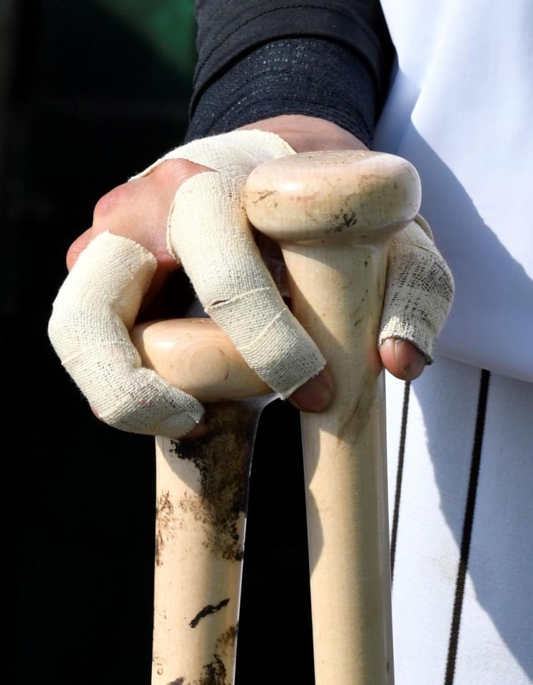 テーピングされた阪神・小幡竜平の手＝宜野座（撮影・田中太一）