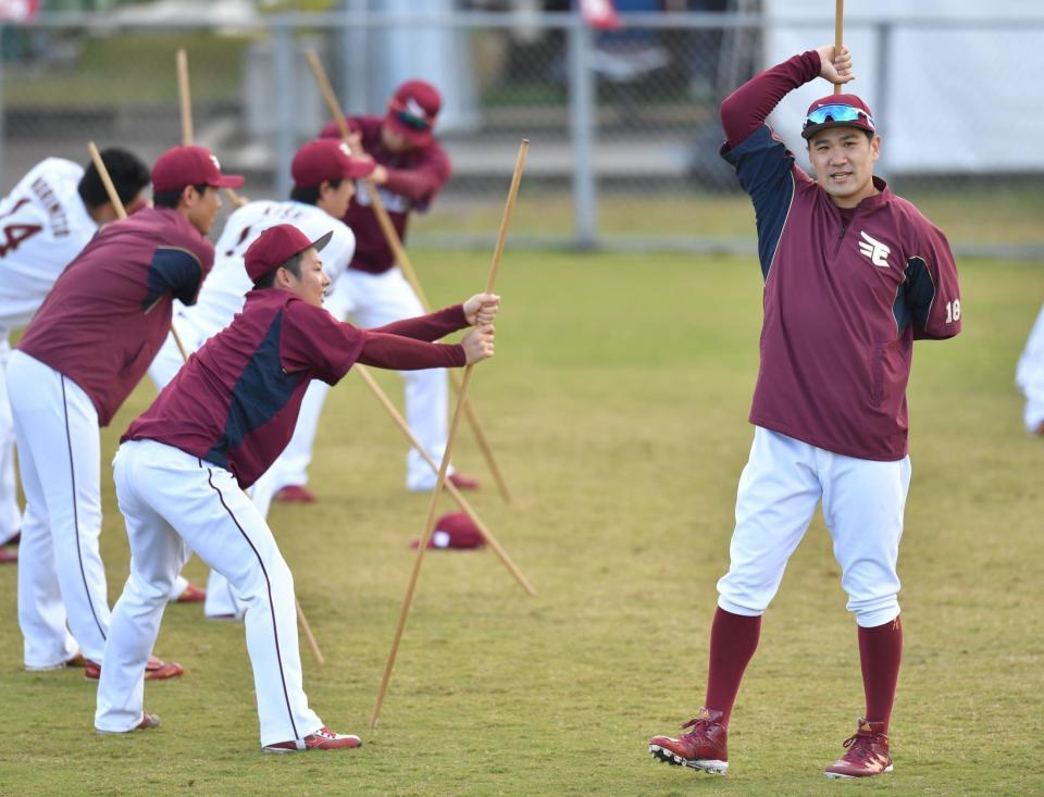 トレーニング用の棒で松井裕樹（左）をけん制した後、報道陣に「撮った？」と合図を送る楽天・田中将大＝沖縄・金武町ベースボールスタジアム（撮影・西岡正）