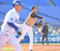 ６回、ＤｅＮＡ・細川成也の投ゴロを笑顔で処理する日本ハム・上沢直之＝１０日、横浜スタジアム（撮影・高石航平）