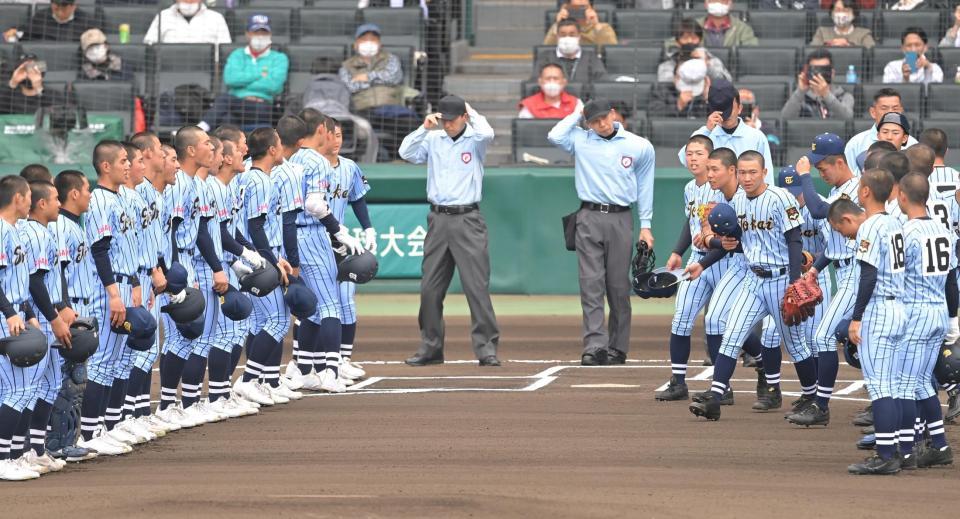 試合前のあいさつをする東海大相模ナイン（左）と東海大甲府ナイン＝３月20日、甲子園（撮影・高部洋祐）