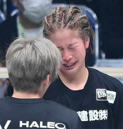 試合後、浜崎朱加（手前）から声をかけられて涙を見せる浅倉カンナ＝日本ガイシホール（撮影・堀内翔）