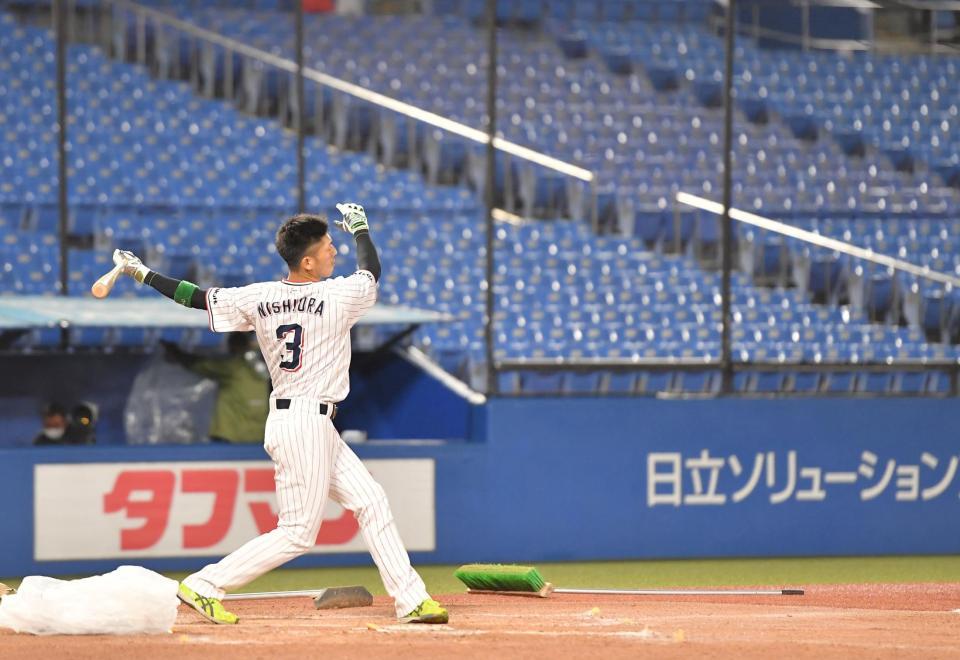 試合後のグラウンドで一人スイングを繰り返すヤクルト・西浦直亨＝２１日、神宮球場（撮影・伊藤笙子）