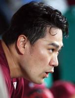 ５回終了後、ベンチで大きく息を吐きながら試合を見つめる楽天・田中将＝２３日、メットライフ（撮影・堀内翔）