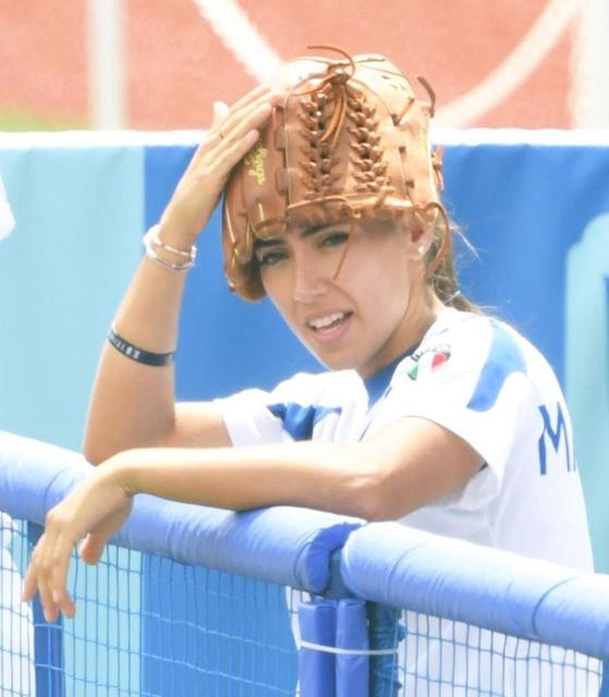 おしゃれな髪型 いや 頭にグローブ イタリア美人選手の粋な暑さ対策 カメラマン発 オピニオンｄ デイリースポーツ Online