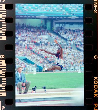 走幅跳で金メダルのカール・ルイス。世界中の注目を浴びた彼をレンズに収めるため、場所取りに苦労した