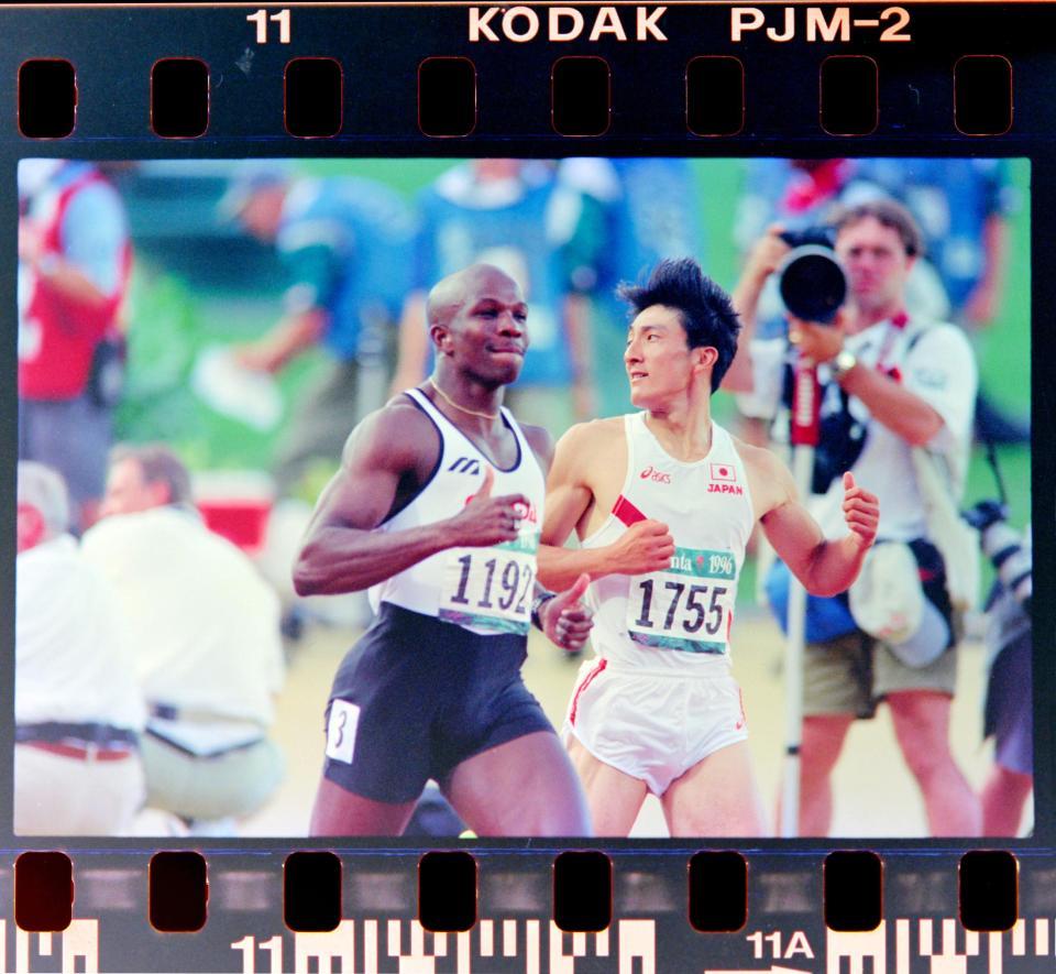 五輪初出場の朝原宣治（右）。１００メートル準決勝での１コマ。左は１００メートルで金メダルのカナダのドノバン・ベイリー。