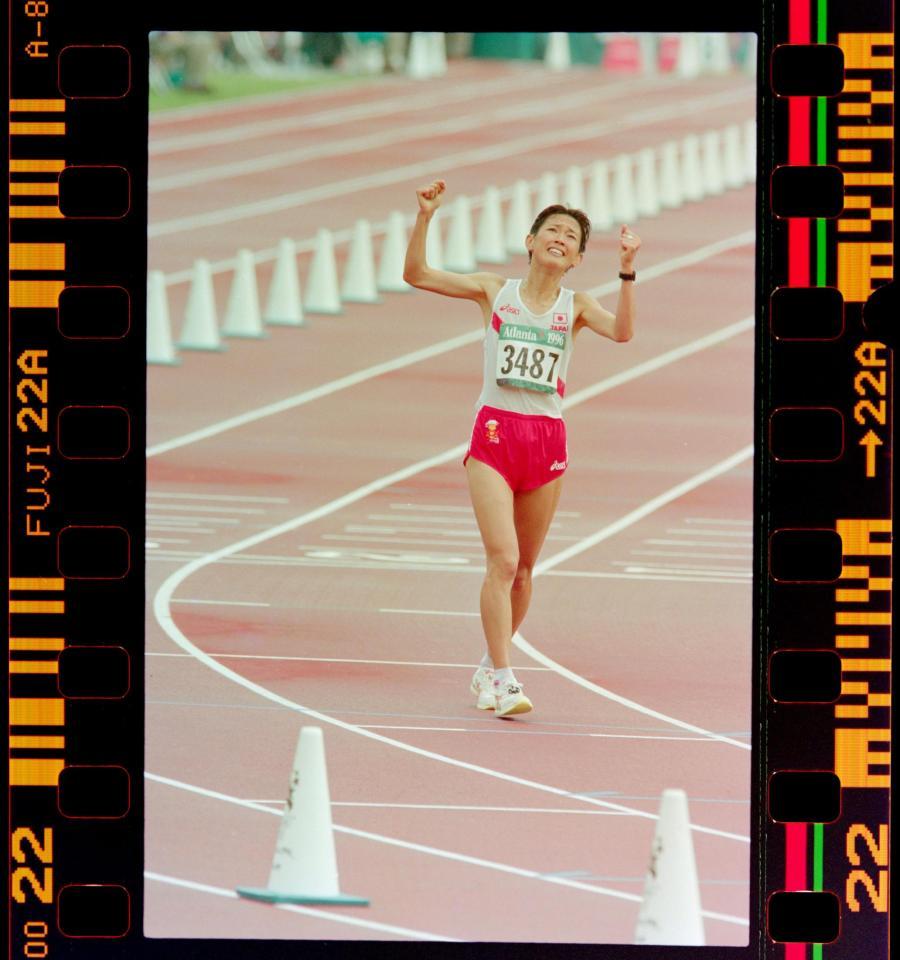 数秒のタイム差で銅メダルとなった有森裕子。翌日の紙面には通信社の写真が載っていた＝１９９６年７月