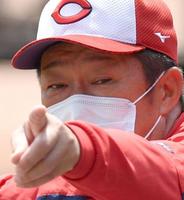 指をさす広島・佐々岡真司監督＝マツダスタジアム（撮影・佐々木彰尚）