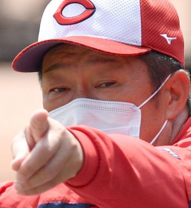 指をさす広島・佐々岡真司監督＝マツダスタジアム（撮影・佐々木彰尚）