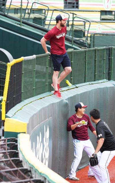 やっぱり投手は高いところがお好き??楽天・ブセニッツの行動に仲間も爆笑