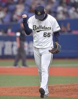 ２０日の楽天戦６回、鈴木を空振り三振に仕留めグラブを叩き喜ぶ吉田凌（撮影・神子素慎一）