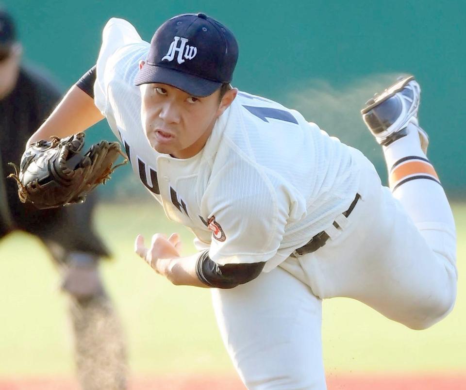 秋季リーグ最終戦、８回から登板した阪神ドラフト３位の新潟医療福祉大・桐敷拓馬（撮影・堀内翔）