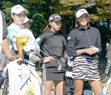 ４番、ティーグランドで黄金世代の（左から）小祝さくら、勝みなみ、渋野日向子と談笑する原英莉花（右）＝２９日、埼玉・武蔵丘ＧＣ（撮影・開出牧）