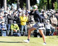 秋は攻めのゼブラ柄コーデだ！大勢のギャラリーの視線を集めながらランウエイのごとくフェアウエイを歩く原英莉花＝２９日、埼玉・武蔵丘ＧＣ（撮影・開出牧）