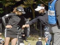 ４番、ティーグラウンドで渋野日向子（左）と腕比べをする原英莉花＝２９日、埼玉・武蔵丘ＧＣ（撮影・開出牧）