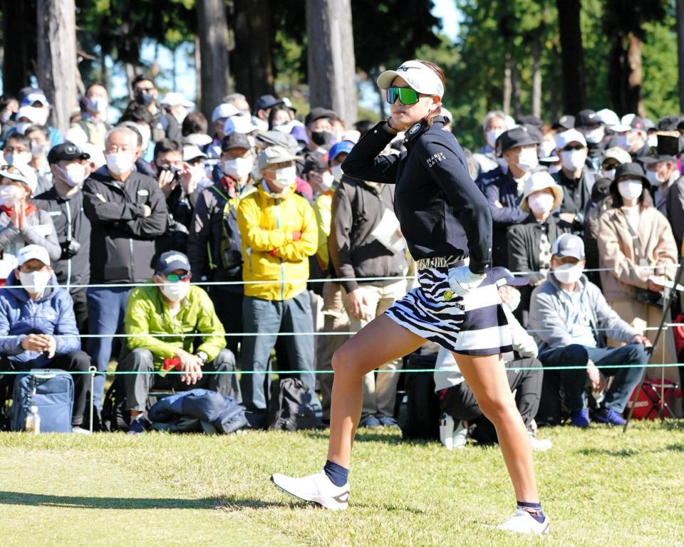 秋は攻めのゼブラ柄コーデだ！大勢のギャラリーの視線を集めながらランウエイのごとくフェアウエイを歩く原英莉花＝２９日、埼玉・武蔵丘ＧＣ（撮影・開出牧）