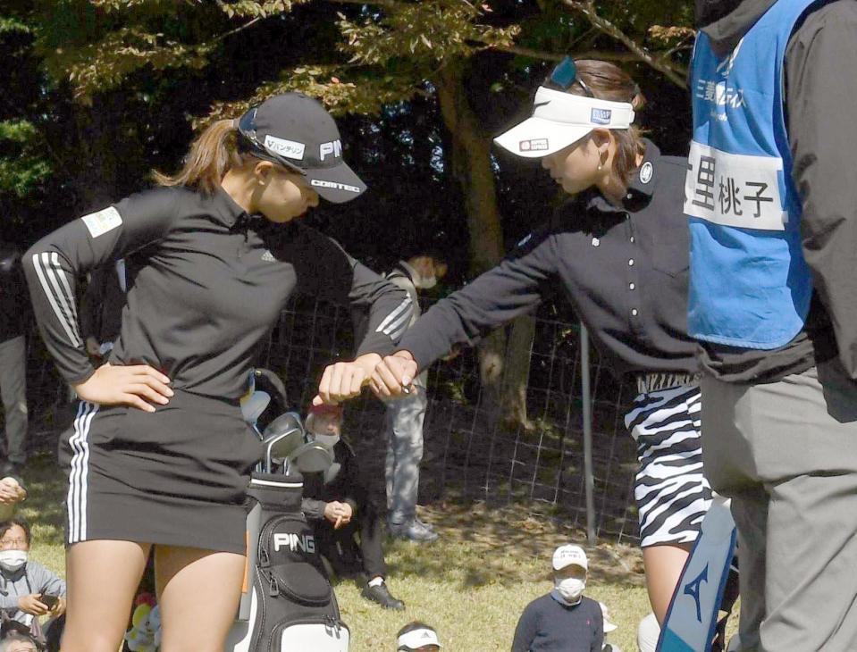 ４番、ティーグラウンドで渋野日向子（左）と腕比べをする原英莉花＝２９日、埼玉・武蔵丘ＧＣ（撮影・開出牧）