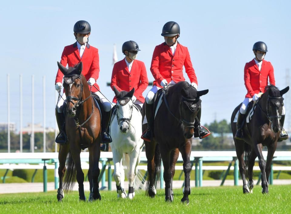 初舞台にも堂々 誘導馬デビューを果たしたミツバ/カメラマン発