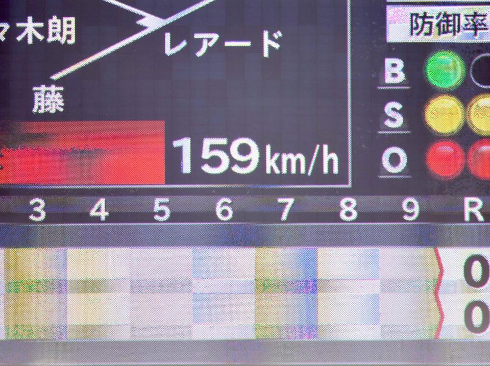 １回楽天２死、浅村栄斗を三振に仕留めたロッテ・佐々木朗希のストレートの球速を表示するスコアボード＝６日、ＺＯＺＯマリン（撮影・開出牧）