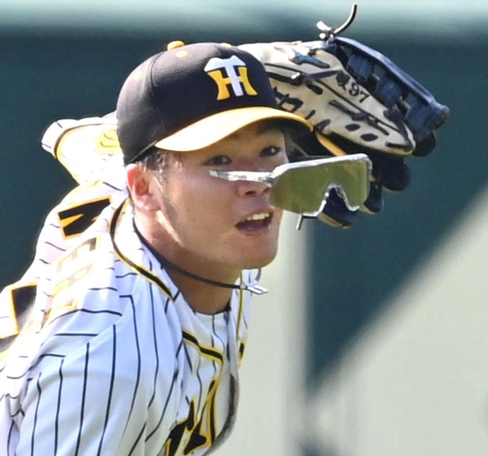 サングラスを振り飛ばしながらのバックホームを見せる阪神・小野寺暖＝１５日、甲子園球場（撮影・飯室逸平）