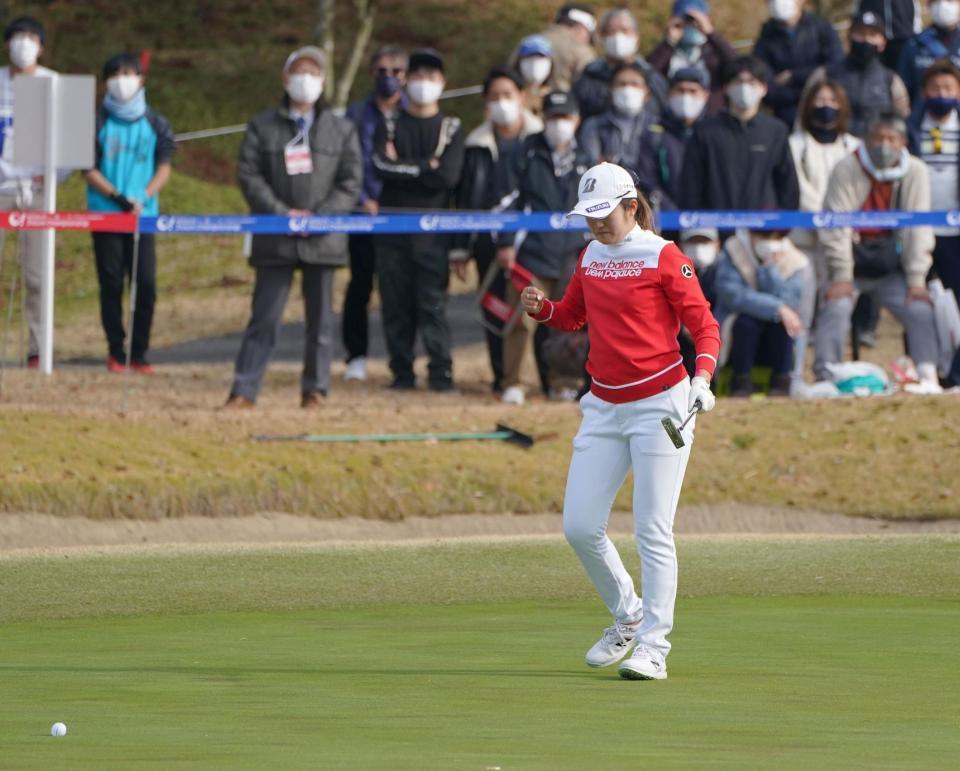 ３ツアーズ選手権の第１ステージ９番、バーディーパットを確信し、ガッツポーズを決める稲見萌寧＝１２日、千葉・大栄ＣＣ（撮影・開出牧）