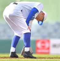 ８回女子高校選抜１死、石山明佳音への投球中に右足をつり、傷みをこらえるイチロー氏＝１８日、ほっともっとフィールド神戸（撮影・吉澤敬太）