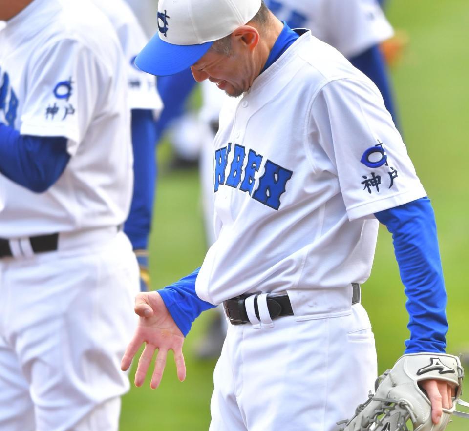 １４７球を投げ完封勝利を飾った直後、つった右手の親指を見つめ苦笑いするイチロー氏＝１８日、ほっともっとフィールド神戸（撮影・吉澤敬太）