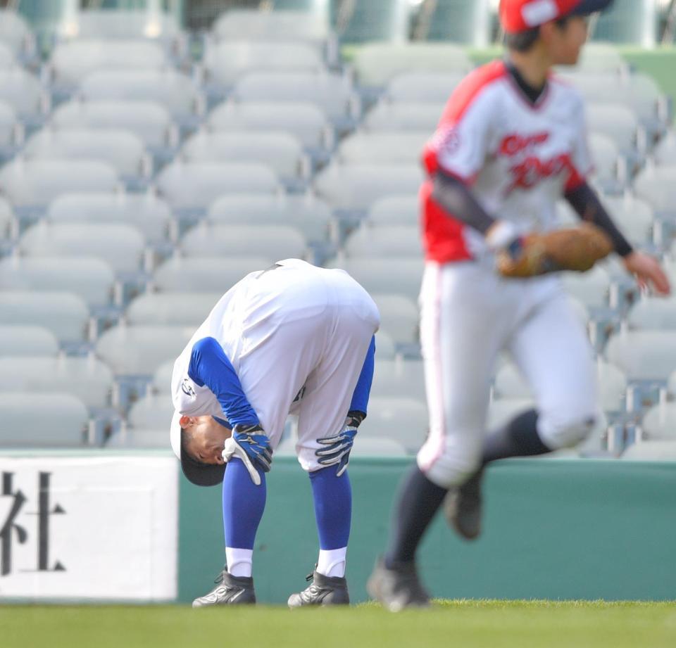 ７回ＫＯＢＥ　ＣＨＩＢＥＮ１死一、二塁、、一ゴロの併殺に倒れたイチロー氏は、一塁を駆け抜けた直後に、両足をかかえる＝１８日、ほっともっとフィールド神戸（撮影・吉澤敬太）