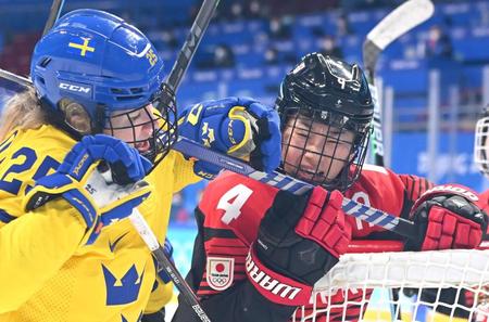 スウェーデン選手と激しくぶつかり合う床亜矢可＝五カ松体育館（撮影・堀内翔）