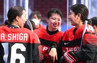 試合後に笑顔を見せる志賀葵。左は志賀紅音、右は床秦留可＝五カ松体育館（撮影・堀内翔）