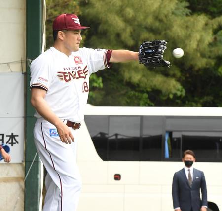 ブルペンを視察に訪れた野球評論家の松坂大輔氏（右下）の前でピッチングを行った楽天・田中将大＝９日、沖縄・金武町ベースボールスタジアム（撮影・開出牧）