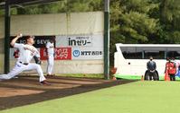 ブルペンを視察に訪れた野球評論家の松坂大輔氏（右後方）の前でピッチングをする楽天・田中将大（左手前）＝９日、沖縄・金武町ベースボールスタジアム（撮影・開出牧）