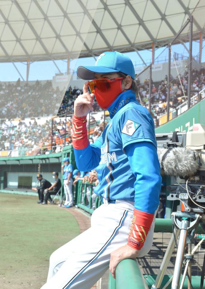 新庄 新庄三塁コーチまさかの暴露 160万円特注電光掲示サングラスの