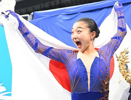 樋口新葉に祝福されて歓喜の表情見せる銅メダルを獲得した坂本花織（撮影・堀内翔）