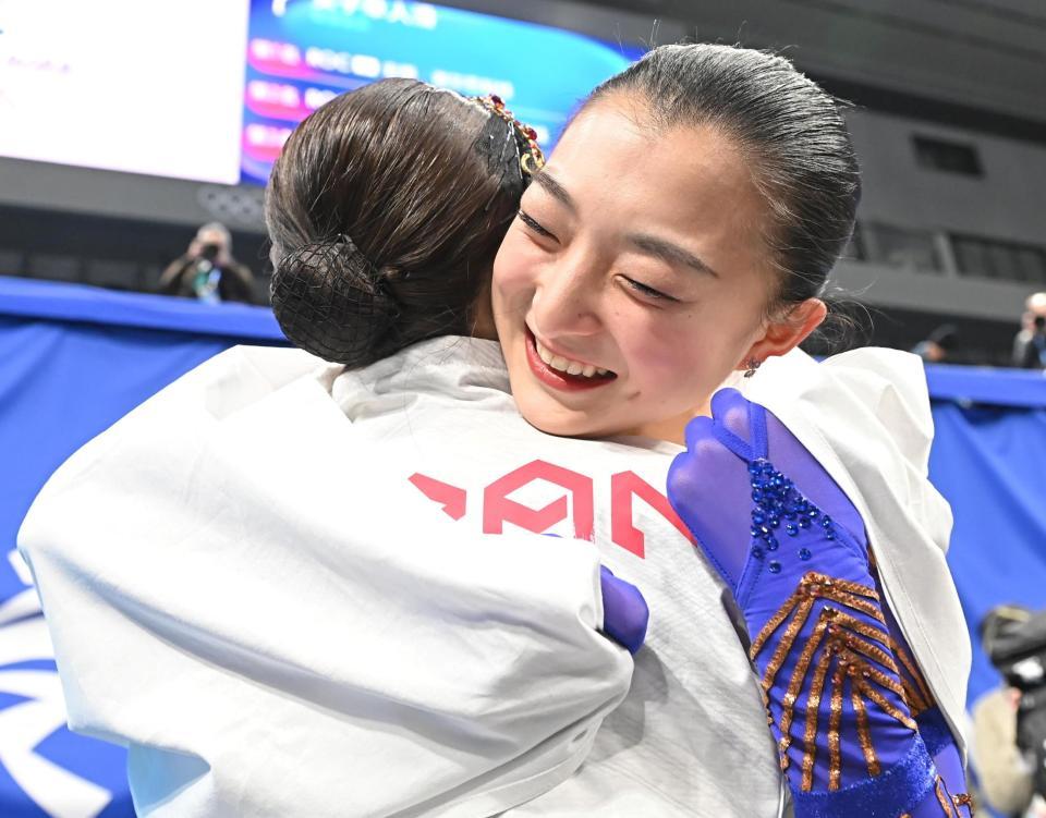 樋口新葉と抱き合う銅メダルを獲得した坂本花織（撮影・堀内翔）