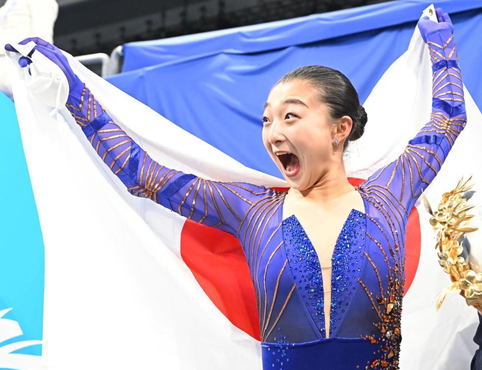 樋口新葉に祝福されて歓喜の表情見せる銅メダルを獲得した坂本花織（撮影・堀内翔）