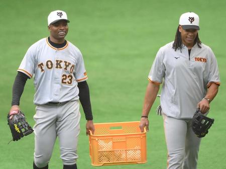 守備練習を終えて仲良く後片づけをするポランコ（左）とウォーカー（撮影・堀内翔）