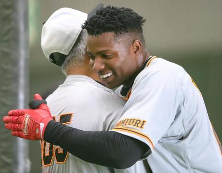 打撃練習を終えて後藤コーチと抱き合うポランコ（撮影・堀内翔）