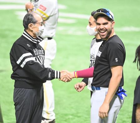 ソフトバンク・王貞治会長（左）と握手を交わし、満面の笑みを浮かべるヌニエス＝ペイペイドーム（撮影・高石航平）