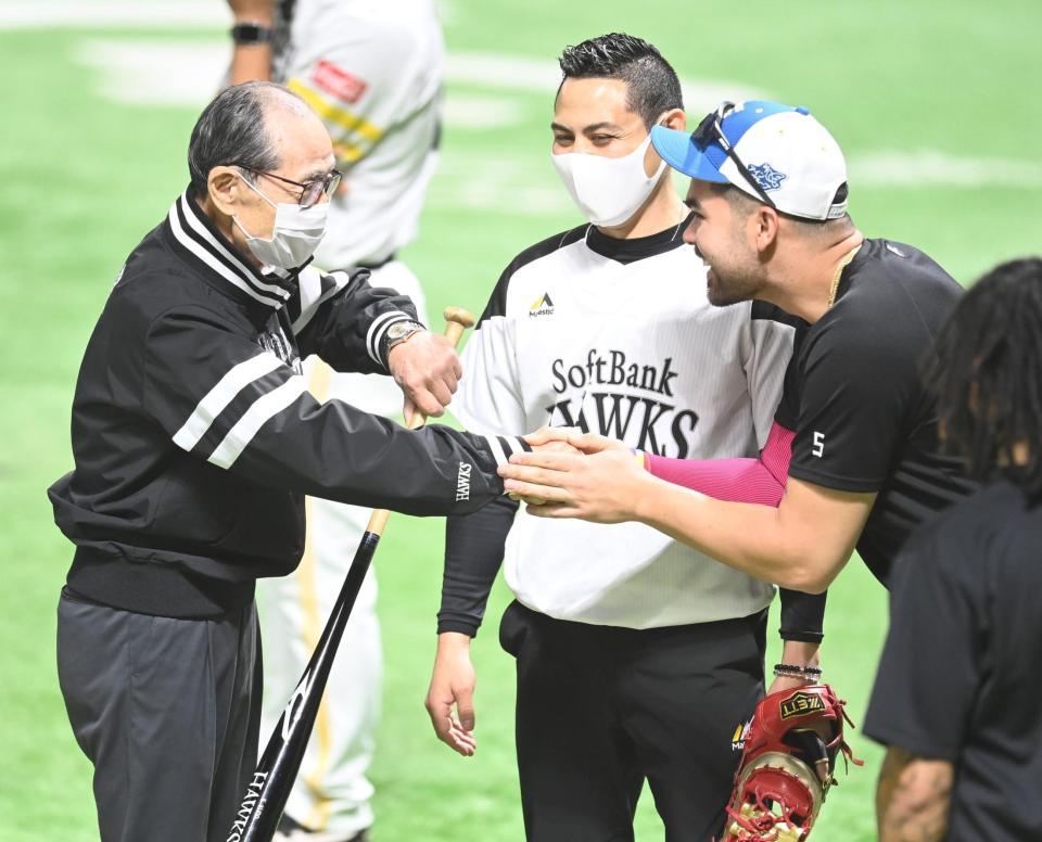 ヌニエス（右）と握手を交わすソフトバンク・王貞治会長＝ペイペイドーム（撮影・高石航平）