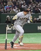 ９回、中犠飛を放つ阪神・佐藤輝＝東京ドーム（撮影・堀内翔）