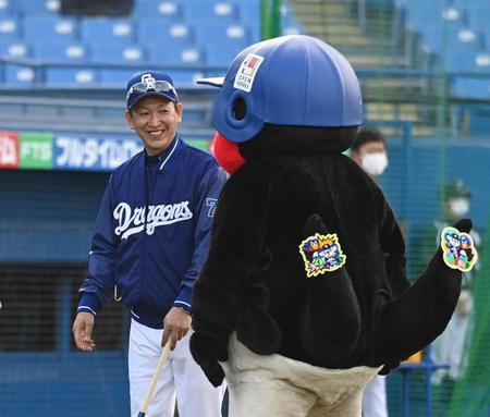 つば九郎（右）と記念撮影し、ご満悦な様子の中日・立浪和義監督＝神宮球場（撮影・高石航平）