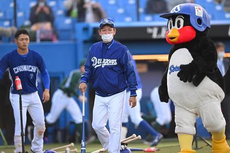 つば九郎と談笑する中日・立浪和義監督（中央）。左はそれを見つめる中日・根尾昂＝神宮球場（撮影・高石航平）