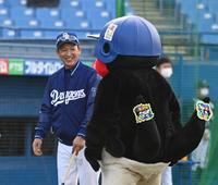 つば九郎（右）と記念撮影し、ご満悦な様子の中日・立浪和義監督＝神宮球場（撮影・高石航平）