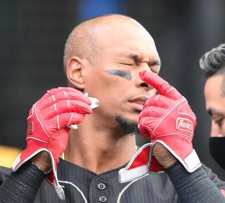 ４回、目薬をさして渋い表情を見せるソフトバンクのグラシアル＝１０日、ベルーナドーム（撮影・堀内翔）