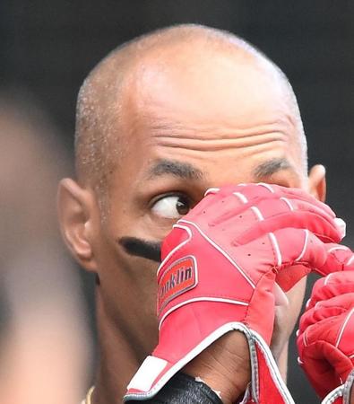 ４回、ベンチで目薬をさすソフトバンクのグラシアル＝１０日、ベルーナドーム（撮影・堀内翔）