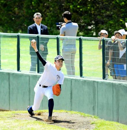 高校時代の佐々木朗希を見守る江川卓氏＝２０１９年６月２日（撮影・中田匡峻）