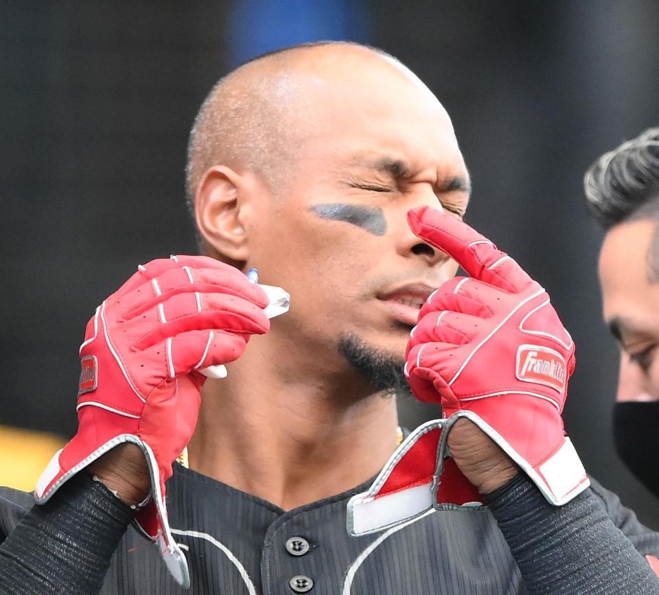 ４回、目薬をさして渋い表情を見せるソフトバンクのグラシアル＝１０日、ベルーナドーム（撮影・堀内翔）