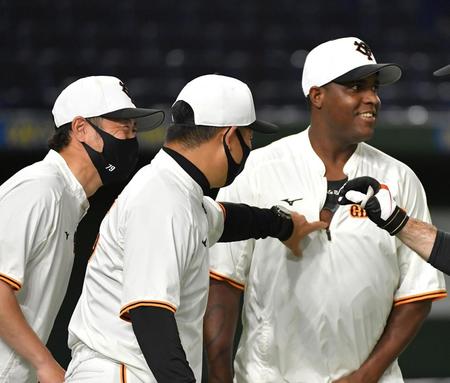 村田修一コーチ（中央）にアンダーシャツに空いた穴を指摘される巨人・デラロサ（右）＝東京ドーム（撮影・伊藤笙子）
